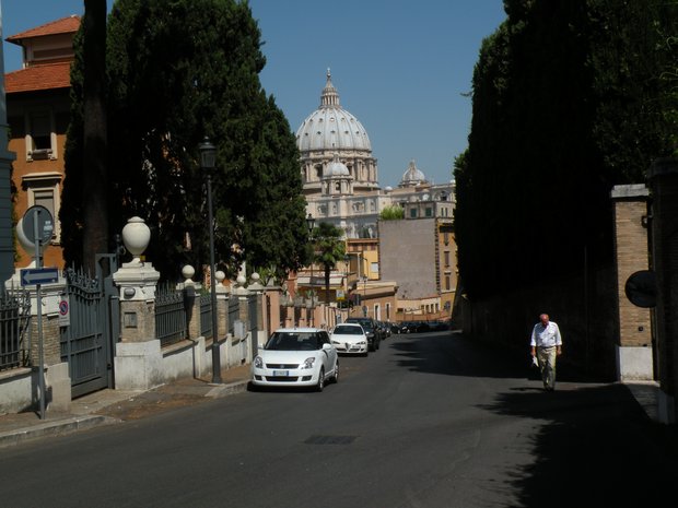  descente de la rue du mur d'Aurélien vers le Vatican